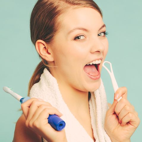czyszczenie języka pomaga zapobiegać halitozie