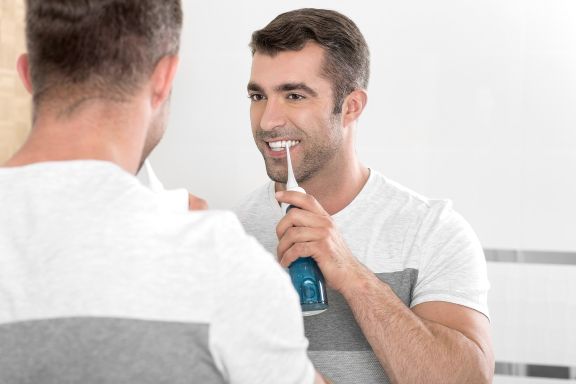 jak poprawnie czyścić zęby irygatorem krok po kroku