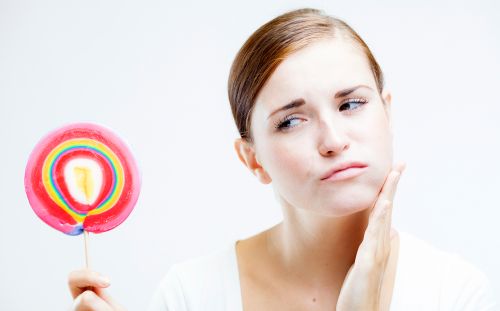 gryzienie lizaków i cukierków ból zęba