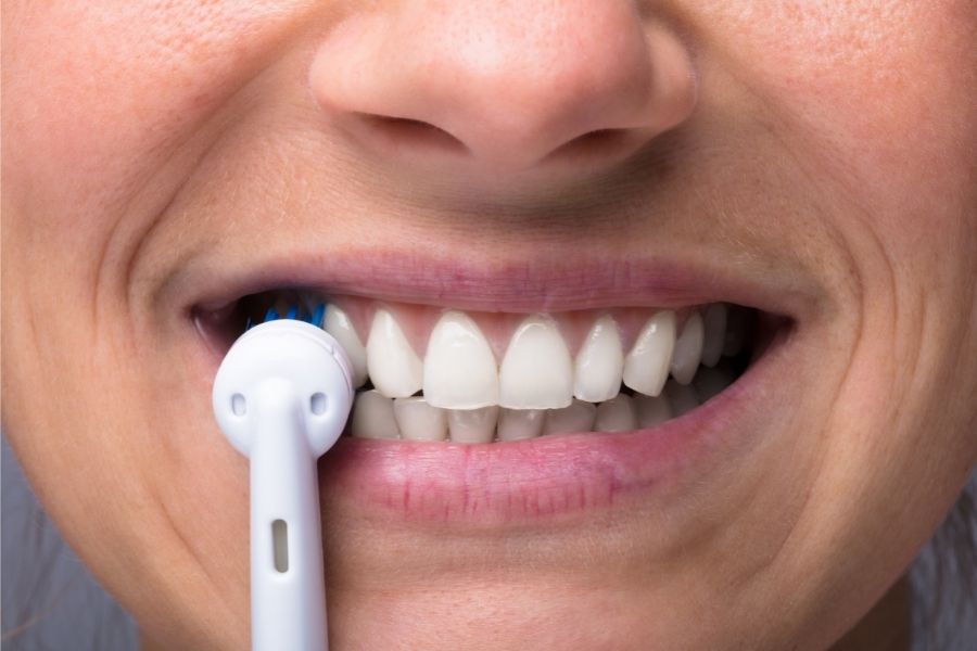 Jak myć zęby szczoteczką elektryczną krok po kroku