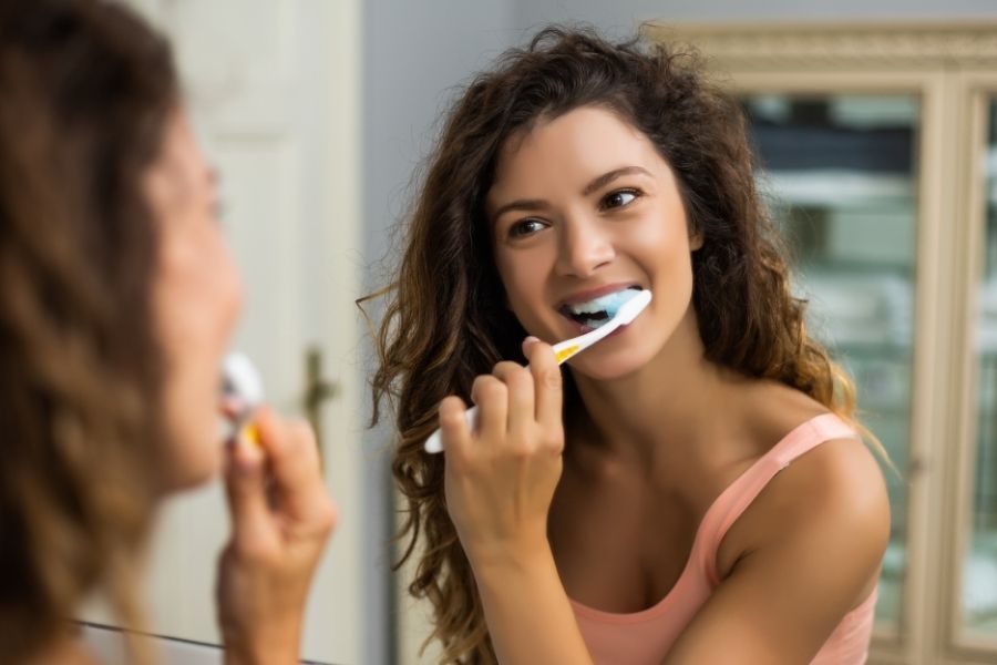 Dlaczego trzeba myć zęby wieczorem