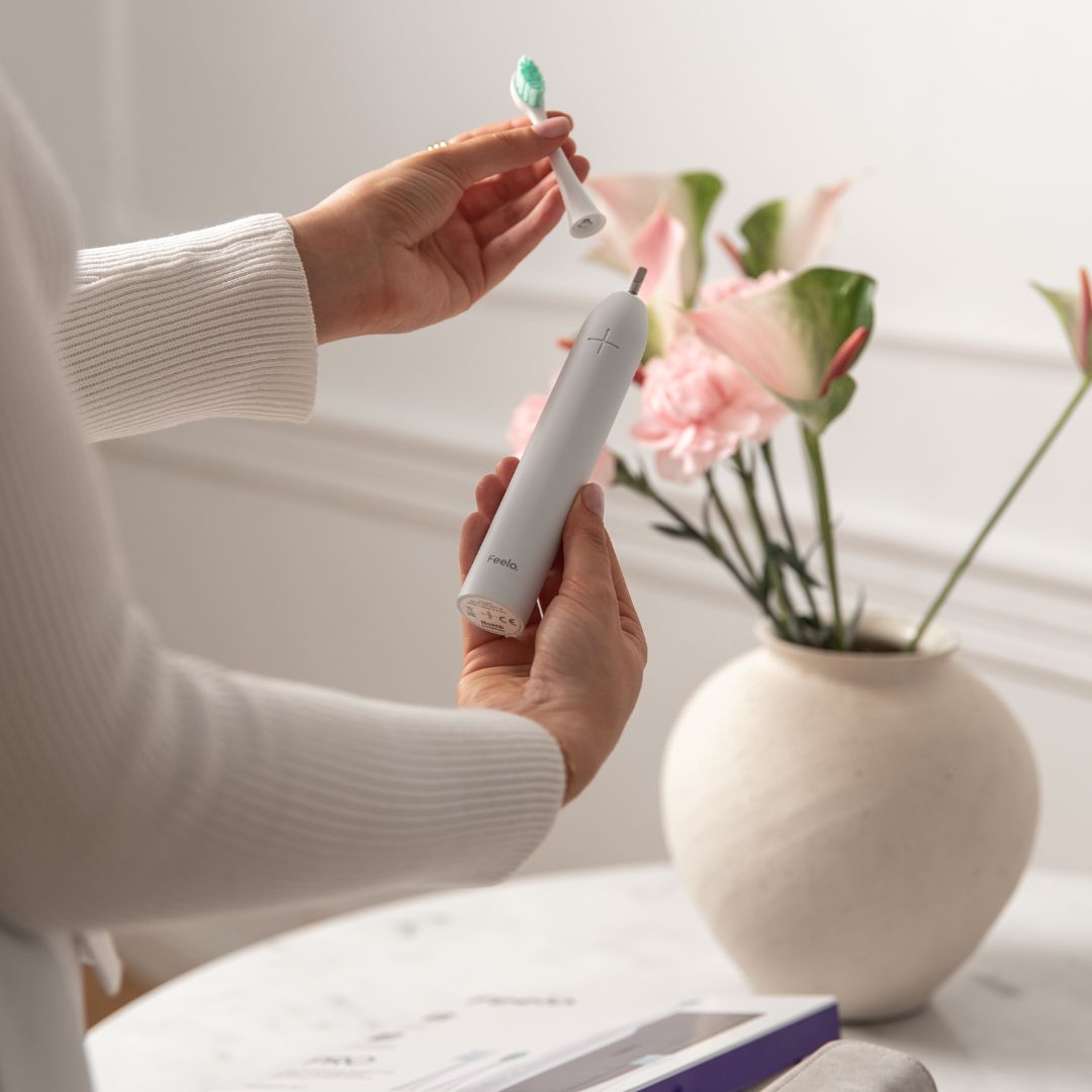 nakładanie końcówki na szczoteczkę soniczną