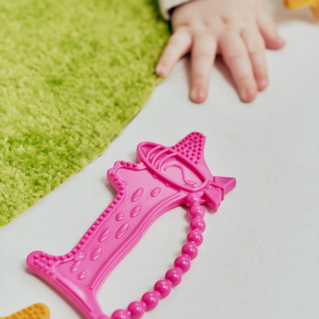 Gryzak dla niemowląt sensoryczny Luu Kids piesek różowy