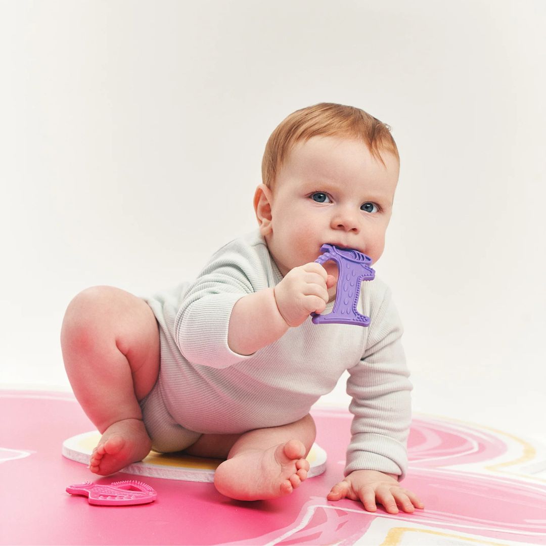 Gryzak dla niemowląt sensoryczny Luu Kids piesek fioletowy