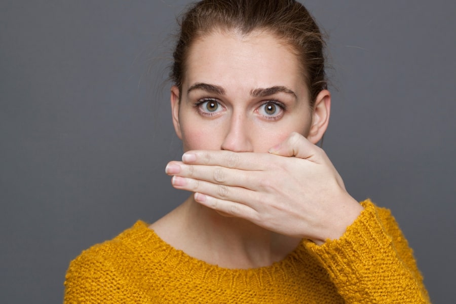 Jak pozbyć się nieprzyjemnego zapachu z ust? Poznaj skuteczne sposoby na nieświeży oddech