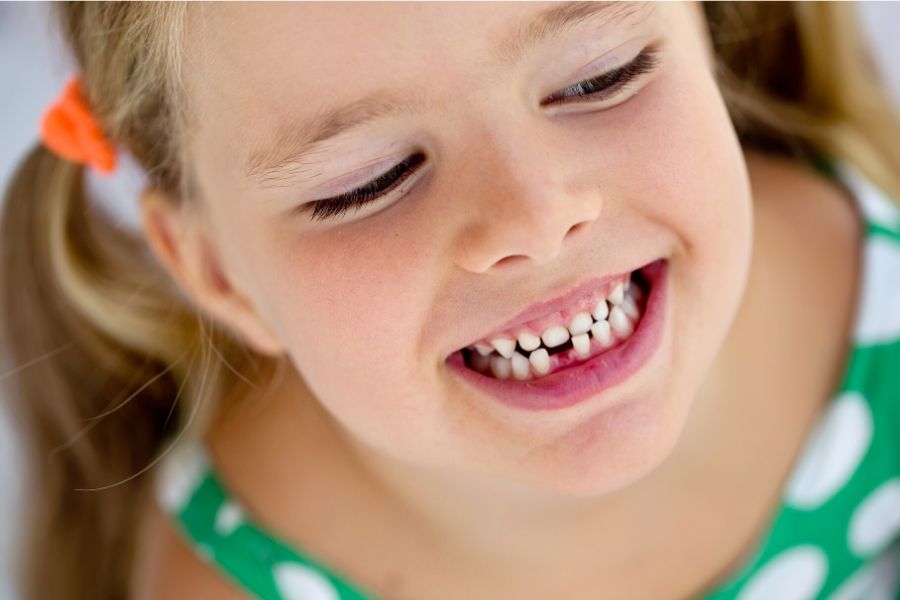 Czy Twoje dziecko zgrzyta zębami w nocy? Sprawdź, jakie mogą być tego przyczyny.