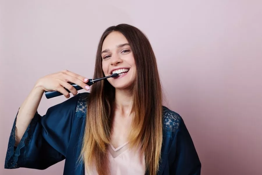 Jak myć zęby szczoteczką soniczną? 