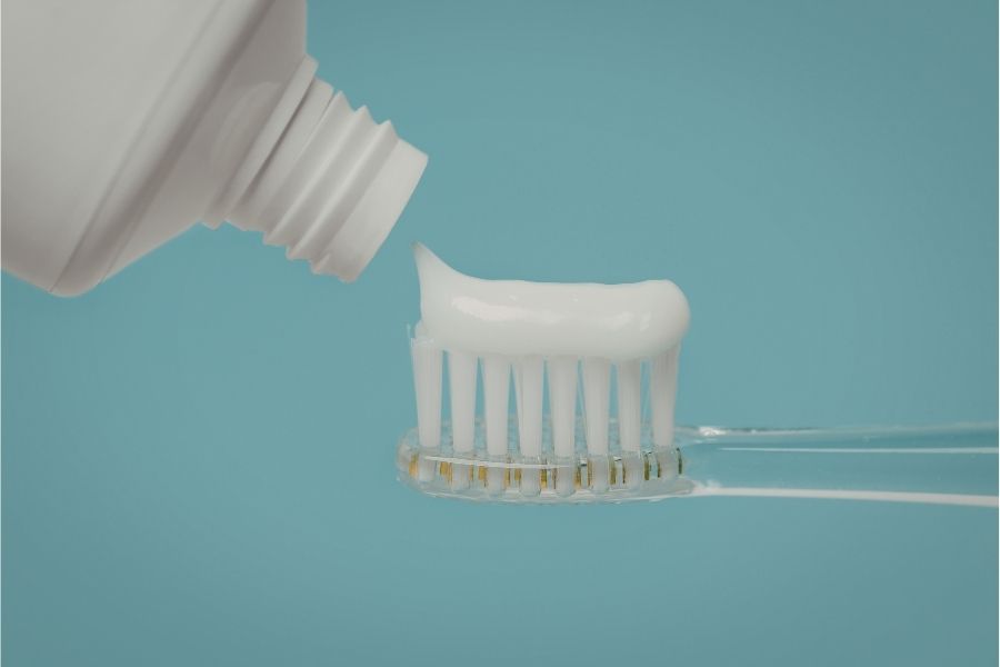 Pasta z fluorem czy bez? Co wybrać dla zdrowia zębów?