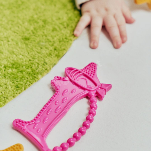 Luu Kids Gryzak sensoryczny dla niemowląt Luuie The Dog Pink